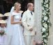 Après la cérémonie religieuse célébrée dans la cour d'honneur du palais princier, samedi 2 juillet 2011, le prince Albert de Monaco et la princesse Charlene se rendaient à l'église Sainte-Dévote à bord d'une Lexus hybride décapotable pour que la mariée y dépose son bouquet, comme la princesse Grace 55 ans avant elle.