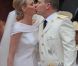 Après la cérémonie religieuse célébrée dans la cour d'honneur du palais princier, samedi 2 juillet 2011, le prince Albert de Monaco et la princesse Charlene se rendaient à l'église Sainte-Dévote à bord d'une Lexus hybride décapotable pour que la mariée y dépose son bouquet, comme la princesse Grace 55 ans avant elle.