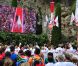 Après la cérémonie religieuse célébrée dans la cour d'honneur du palais princier, samedi 2 juillet 2011, le prince Albert de Monaco et la princesse Charlene se rendaient à l'église Sainte-Dévote à bord d'une Lexus hybride décapotable pour que la mariée y dépose son bouquet, comme la princesse Grace 55 ans avant elle.
