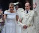 Après la cérémonie religieuse célébrée dans la cour d'honneur du palais princier, samedi 2 juillet 2011, le prince Albert de Monaco et la princesse Charlene se rendaient à l'église Sainte-Dévote à bord d'une Lexus hybride décapotable pour que la mariée y dépose son bouquet, comme la princesse Grace 55 ans avant elle.