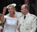 Après la cérémonie religieuse célébrée dans la cour d'honneur du palais princier, samedi 2 juillet 2011, le prince Albert de Monaco et la princesse Charlene se rendaient à l'église Sainte-Dévote à bord d'une Lexus hybride décapotable pour que la mariée y dépose son bouquet, comme la princesse Grace 55 ans avant elle.