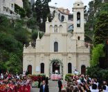 Samedi 2 juillet 2011, le prince Albert de Monaco et la princesse Charlene se rendaient à l'église Sainte-Dévote à bord d'une Lexus hybride décapotable pour que la mariée y dépose son bouquet, comme la princesse Grace 55 ans avant elle.