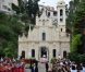 Samedi 2 juillet 2011, le prince Albert de Monaco et la princesse Charlene se rendaient à l'église Sainte-Dévote à bord d'une Lexus hybride décapotable pour que la mariée y dépose son bouquet, comme la princesse Grace 55 ans avant elle.