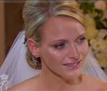  Charlene a craqué... La princesse Charlene, samedi 2 juillet 2011, n'a pu retenir ses larmes devant le chant de la soprano Marie-Clotilde Würz De Baets et sa fille de 11 ans Julie, qui ont chanté pour elle en la chapelle Sainte-Dévote où elle était venue déposer son bouquet créé par Armani. 