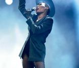 L\'icône de la pop Grace Jones ne faisait pas ses 63 ans au Wireless Festival, le 3 juillet 2011.<br />