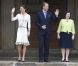  Une petite robe Sarah Burton pour Alexander McQueen, et voilà comment Kate Middleton rime de plus en plus avec icône. 
 Le prince William et la duchesse Catherine de Cambridge poursuivaient  leur Royal Tour 2011 du Canada lundi 4 juillet 2011 du côté de l'Île du  Prince Edouard. 