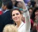  Une petite robe Sarah Burton pour Alexander McQueen, et voilà comment Kate Middleton rime de plus en plus avec icône. 
 Le prince William et la duchesse Catherine de Cambridge poursuivaient  leur Royal Tour 2011 du Canada lundi 4 juillet 2011 du côté de l'Île du  Prince Edouard. 