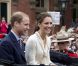  Une petite robe Sarah Burton pour Alexander McQueen, et voilà comment Kate Middleton rime de plus en plus avec icône. 
 Le prince William et la duchesse Catherine de Cambridge poursuivaient  leur Royal Tour 2011 du Canada lundi 4 juillet 2011 du côté de l'Île du  Prince Edouard. 