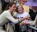  Des fans toujours aussi nombreux et chaleureux sur la route de William et Kate. 
 Le prince William et la duchesse Catherine de Cambridge poursuivaient  leur Royal Tour 2011 du Canada lundi 4 juillet 2011 du côté de l'Île du  Prince Edouard. 