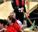  En tenue de combat pour une course de bateau-dragon ! 
 Le prince William et la duchesse Catherine de Cambridge poursuivaient  leur Royal Tour 2011 du Canada lundi 4 juillet 2011 du côté de l'Île du  Prince Edouard. 