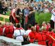  En tenue de combat pour une course de bateau-dragon, et un câlin pour réconforter la plus belle des perdantes ! 
 Le prince William et la duchesse Catherine de Cambridge poursuivaient  leur Royal Tour 2011 du Canada lundi 4 juillet 2011 du côté de l'Île du  Prince Edouard. 