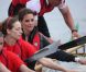  Très en vue avec sa démonstration de pilote d'hélico, le prince William a également remporté la course de bateau-dragon aux dépens de l'équipage mené par sa femme Kate ! 
 Le prince William et la duchesse Catherine de Cambridge poursuivaient  leur Royal Tour 2011 du Canada lundi 4 juillet 2011 du côté de l'Île du  Prince Edouard. 