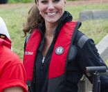  Très en vue avec sa démonstration de pilote d'hélico, le prince William a également remporté la course de bateau-dragon aux dépens de l'équipage mené par sa femme Kate ! 
 Le prince William et la duchesse Catherine de Cambridge poursuivaient  leur Royal Tour 2011 du Canada lundi 4 juillet 2011 du côté de l'Île du  Prince Edouard. 