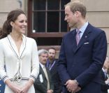  Une petite robe Sarah Burton pour Alexander McQueen, et voilà comment Kate Middleton rime de plus en plus avec icône. 
 Le prince William et la duchesse Catherine de Cambridge poursuivaient  leur Royal Tour 2011 du Canada lundi 4 juillet 2011 du côté de l'Île du  Prince Edouard. 