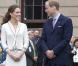  Une petite robe Sarah Burton pour Alexander McQueen, et voilà comment Kate Middleton rime de plus en plus avec icône. 
 Le prince William et la duchesse Catherine de Cambridge poursuivaient  leur Royal Tour 2011 du Canada lundi 4 juillet 2011 du côté de l'Île du  Prince Edouard. 
