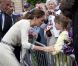  Une petite robe Sarah Burton pour Alexander McQueen, et voilà comment Kate Middleton rime de plus en plus avec icône. 
 Le prince William et la duchesse Catherine de Cambridge poursuivaient  leur Royal Tour 2011 du Canada lundi 4 juillet 2011 du côté de l'Île du  Prince Edouard. 