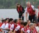  Très en vue avec sa démonstration de pilote d'hélico, le prince William a également remporté la course de bateau-dragon aux dépens de l'équipage mené par sa femme Kate ! 
 Le prince William et la duchesse Catherine de Cambridge poursuivaient  leur Royal Tour 2011 du Canada lundi 4 juillet 2011 du côté de l'Île du  Prince Edouard. 