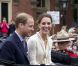  Une petite robe Sarah Burton pour Alexander McQueen, et voilà comment Kate Middleton rime de plus en plus avec icône. 
 Le prince William et la duchesse Catherine de Cambridge poursuivaient  leur Royal Tour 2011 du Canada lundi 4 juillet 2011 du côté de l'Île du  Prince Edouard. 