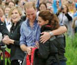  En tenue de combat pour une course de bateau-dragon, et un câlin pour réconforter la plus belle des perdantes ! 
 Le prince William et la duchesse Catherine de Cambridge poursuivaient  leur Royal Tour 2011 du Canada lundi 4 juillet 2011 du côté de l'Île du  Prince Edouard. 