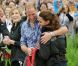  En tenue de combat pour une course de bateau-dragon, et un câlin pour réconforter la plus belle des perdantes ! 
 Le prince William et la duchesse Catherine de Cambridge poursuivaient  leur Royal Tour 2011 du Canada lundi 4 juillet 2011 du côté de l'Île du  Prince Edouard. 