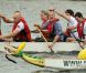  Très en vue avec sa démonstration de pilote d'hélico, le prince William a également remporté la course de bateau-dragon aux dépens de l'équipage mené par sa femme Kate ! 
 Le prince William et la duchesse Catherine de Cambridge poursuivaient  leur Royal Tour 2011 du Canada lundi 4 juillet 2011 du côté de l'Île du  Prince Edouard. 