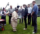 Le prince William et la duchesse Catherine de Cambridge, dans le cadre de leur Royal Tour, ont passé le lundi 4 juillet 2011 dans la région de l'île du prince Edward : sur place, une cérémonie traditionelle menée par une doyenne Mi-kmaq pour purifier corps et esprit. 
