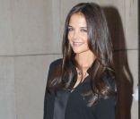 Katie Holmes est pimpante et ravissante pour assister au défilé Armani lors de la Fashion Week parisienne le 5 juillet 2011