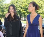 Roberta Armani accueille Katie Holmes à son arrivée au Théâtre Chaillot pour assister au défilé Armani lors de la Fashion Week parisienne le 5 juillet 2011