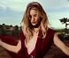 Rosie Huntington-Whiteley nous offre un strip-tease absolument divin