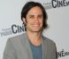 Gael Garcia Bernal festif avec Charlotte Rampling et Audrey Dana