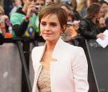 Emma Watson, portant une robe Oscar de la Renta et une veste Antonio Berardi, lors de l'avant-première mondiale de Harry Potter et les Reliques de la mort - partie II le 7 juillet 2011 à Londres