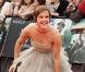Emma Watson, habillée d'une robe Oscar de la Renta, lors de l'avant-première mondiale de Harry Potter et les Reliques de la mort - partie II le 7 juillet 2011 à Londres