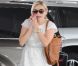 Reese Witherspoon fait un sans faute avec sa robe blanche sexy et estivale qu'elle arbore lors d'une séance shopping à Los Angeles, le 7 juillet 2011