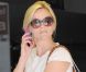 Reese Witherspoon fait un sans faute avec sa robe blanche sexy et estivale qu'elle arbore lors d'une séance shopping à Los Angeles, le 7 juillet 2011
