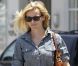 Reese Witherspoon est trop sexy dans sa robe en jean à la sortie d'un salon de beauté. Los Angeles, 8 juillet 2011