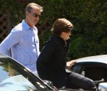 Pierce Brosnan est papa de cinq enfants, ici avec son fils Dylan, 14 ans. Malibu le 30 juin 2011