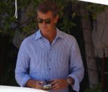 Pierce Brosnan raccompagne son fils Dylan à la voiture de sa femme Keely après un déjeuner à Malibu le 30 juin 2011