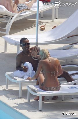 Theo Walcott et sa compagne Melanie Slade dans le Sud de la France le 24 juin 2011, se relaxent avec le sourire