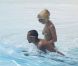 Theo Walcott et sa compagne Melanie Slade testent l'eau dans le Sud de la France le 24 juin 2011
