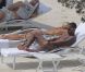 Theo Walcott et sa compagne Melanie Slade dans le Sud de la France le 24 juin 2011, chacun sur son transat