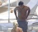 Theo Walcott et sa compagne Melanie Slade discutent le 24 juin 2011 dans le Sud de la France