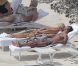 Theo Walcott et sa compagne Melanie Slade allongés dans le Sud de la France le 24 juin 2011