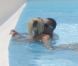 Theo Walcott et sa compagne Melanie Slade s'embrassent dans le Sud de la France le 24 juin 2011
