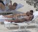 Theo Walcott et sa compagne Melanie Slade dans le Sud de la France le 24 juin 2011. Monsieur boit une gorgée pendant que Mademoiselle dort