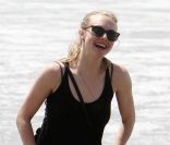 Amanda Seyfried s'amuse au bord de l'eau à Venice Beach, à Los Angeles, le 11 juillet 2011.