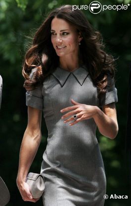 Kate Middleton rayonne en Catherine Walker, perchée sur des escarpins à bout pointu Tabitha Simmons. Une princesse au style chic mais tendance