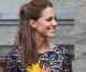 La dentelle lui va comme un gant ! Comme un charmant clin d'oeil à sa robe de mariée, Kate Middleton a enfilé une robe droite signée Erdem et elle reste splendide !