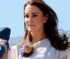 Pour son arrivée en Californie, Kate Middleton a de nouveau misé sur une robe droite mettant en valeur sa taille fine. Ici, elle porte une création de la styliste Roksanda Ilincic