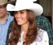 Kate Middleton la joue décontractée avec son chapeau de rodéo, son jean droit et sa blouse ethnique