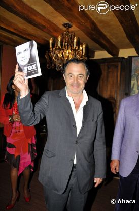 Marc Rioufol lors de la vente aux enchères au profit de l'association Plan France à Paris le 28 avril 2011